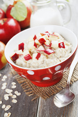 Oatmeal with caramelized apples