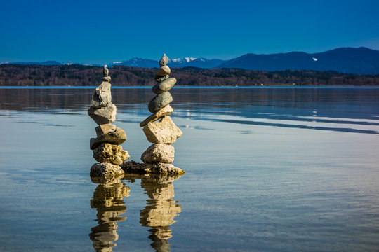 Steinmanderl im Starnberger See in Bayern