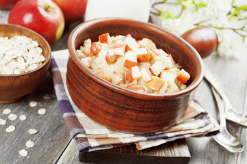 Porridge with caramelized apples