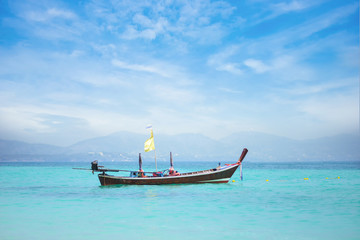 Obraz premium long boat on the sea