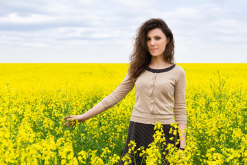 Fototapeta premium girl portrait in yellow flower field