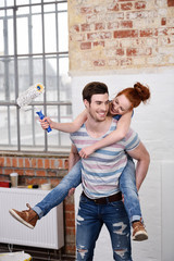 verliebtes paar renoviert die wohnung