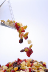 カクテルグラスとドライフルーツ