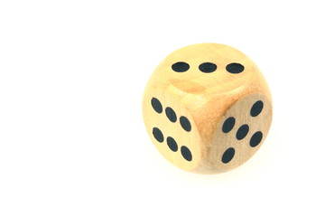 Spielwüfel aus Holz isoliert