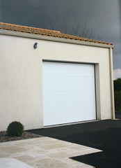 porte de garage électrique moderne,sur maison individuelle