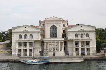 Naklejka premium architecture near the water