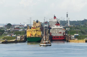 Gordijnen Cargo Ship in Panama Canal © BlackMac