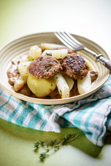 Schwarzwurzel, Kartoffeln und vegane Frikadelle