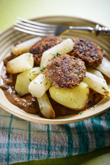 Schwarzwurzel, Kartoffeln und vegane Frikadelle