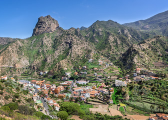 Fototapeta na wymiar Vallehermoso mit dem Roque El Cano auf La Gomera