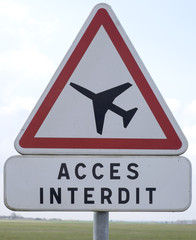 panneau " attention terrain d'aviation"