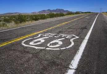Papier Peint photo Route 66 longue route avec un panneau de la Route 66 peint dessus