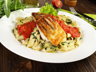 Zanderfilet auf Nudeln mit Tomatensauce