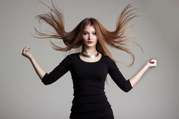 Crédence de cuisine en verre imprimé Salon de coiffure woman in black dress with bright makeup throws red hair