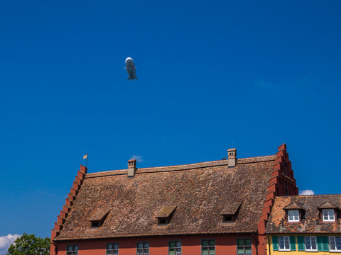 Zeppelin &uuml;ber den D&auml;chern von Meersburg am Bodensee