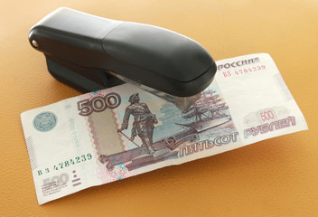 Пятисотка в степлере