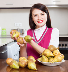 Obraz premium Happy young housewife with pears