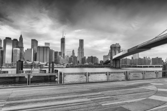 Fototapeta Black and white view of Manhattan from Brooklyn Bridge Park, New