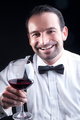 Business Mann mit Wein Nahaufnahme