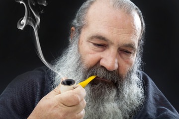 Fototapeta premium Senior portrait with white beard and pipe