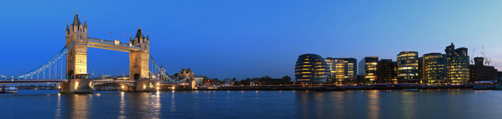 Fototapeta na wymiar Tower Bridge and the Thames panoramic view about London at night