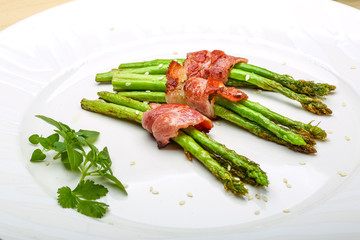 Grilled asparagus with bacon