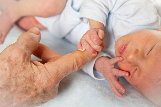 	mano di nonno e nipote 