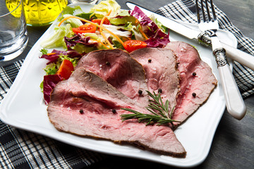 slices roastbeef with mixed salad