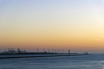 Fototapeta na wymiar Sonnnenuntergang im Hafen von Rotterdam
