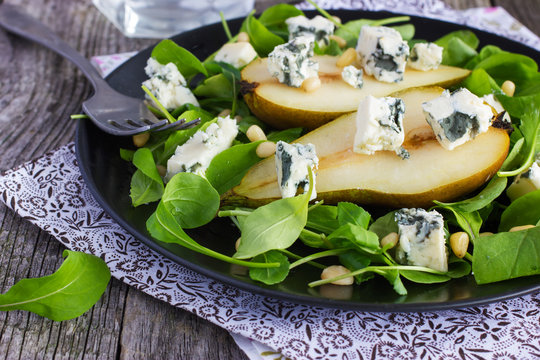 salad with pears, arugula, blue cheese and pine nuts