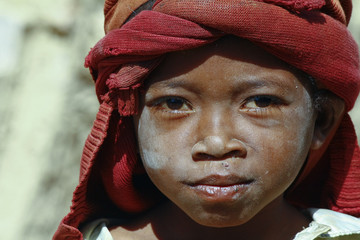 Hard working poor malagasy child - poverty