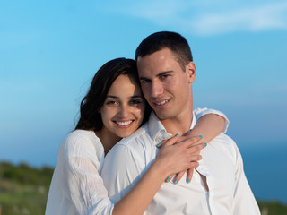 Obraz premium happy young romantic couple have fun arelax relax at home