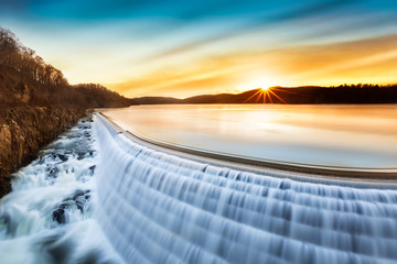 Fototapeta premium Sunrise over Croton Dam, NY