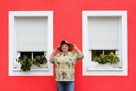 Fr&ouml;hliche Frau vorm Eigenheim