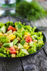 Salad with chickpeas, tomato and avocado
