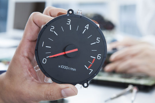 Men have a tachometer