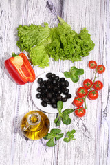 Fototapeta na wymiar Olives, tomatoes, salad, pepper and ruccola