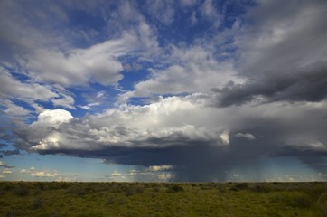 Fototapeta na wymiar Regenwolken über der Kalahari