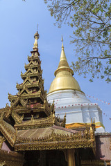 Fototapeta premium Golden pagoda at Prakaew dontao temple