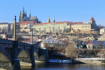 Obraz premium Snowy Prague gothic Castle abova River Vltava, Czech Republic