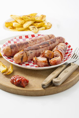 Käsegrillwürste, Berner Würstel mit Pommes und Ketchup