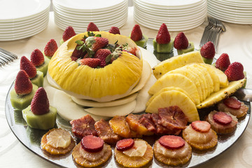 Piatto di frutta: mille colori, ananas fragole e kiwi