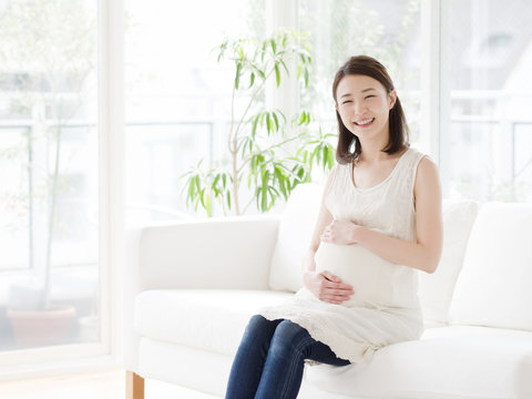 ソファに座る妊婦