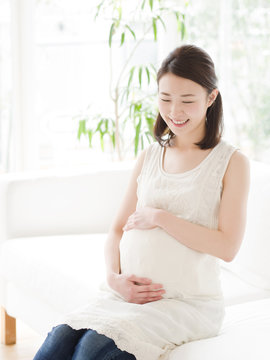 ソファに座る妊婦