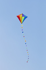 Kolorowy latawiec na błękitnym niebie - obrazy, fototapety, plakaty