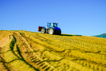Fototapeta premium Schlepper auf einen Silohaufen, Tiltshift