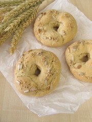 Bagels mit Sesam und Sonnenblumenkernen