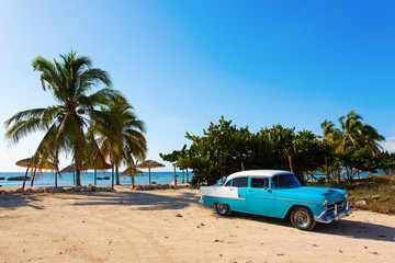 Zabytkowy samochód na plaży, Kuba - obrazy, fototapety, plakaty