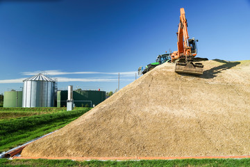 Maisernte für Biogasanlage, Bagger glättet Maishaufen