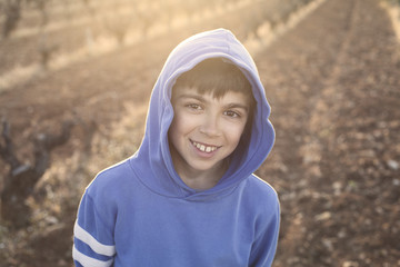 Niño sonriente en la naturaleza